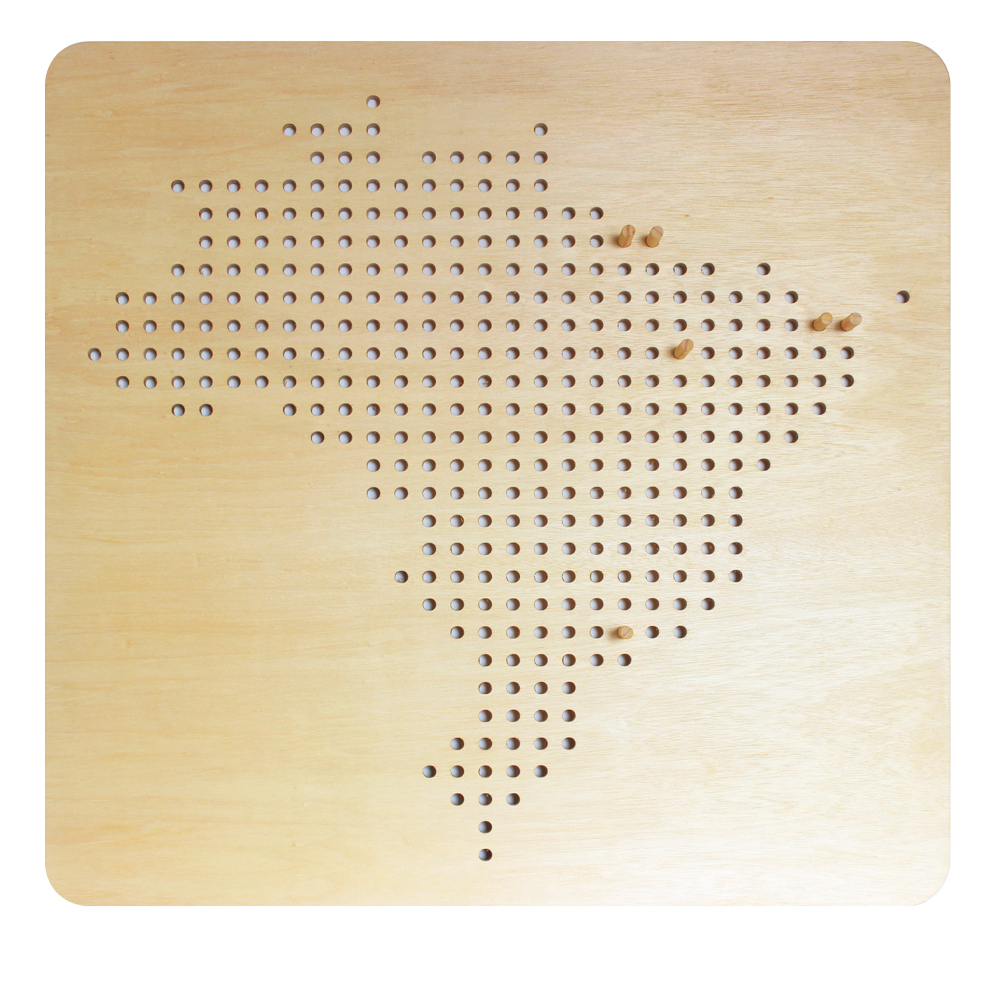 Pegboard decorativo para fotografias e lembranças de viagem.