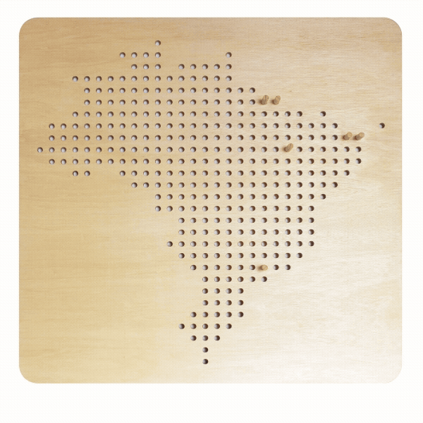 Mapa pegboard Brasil em madeira com recordações de viagens.